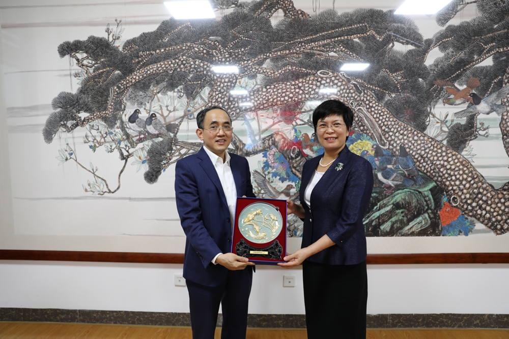 双方互赠纪念品