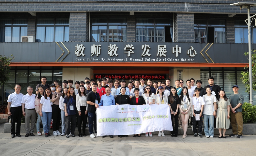 beat365官网师生代表与全体团员合影留念