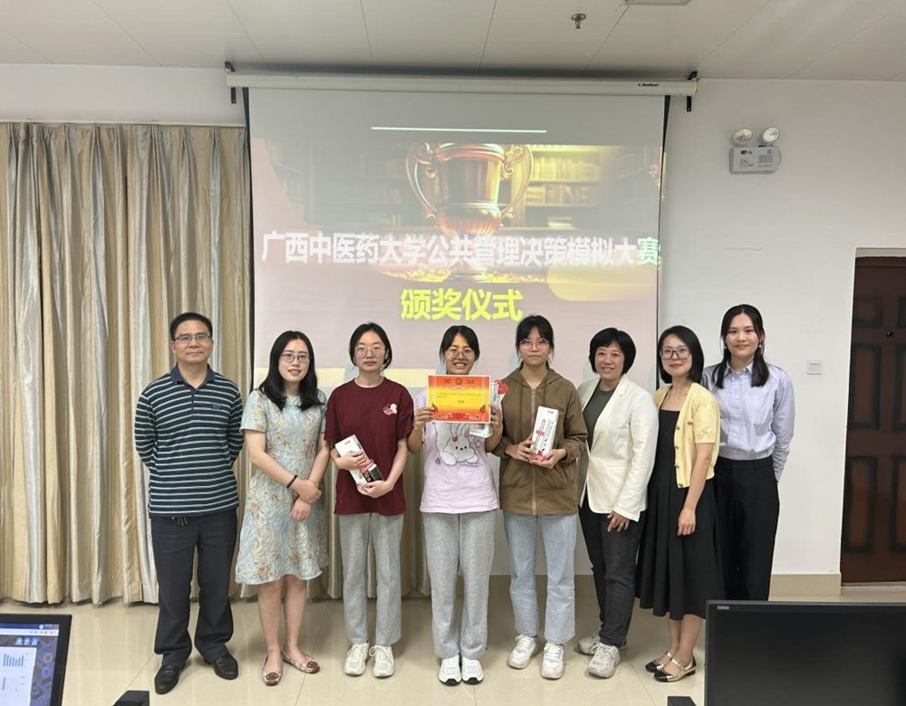 老师与获奖学生合影