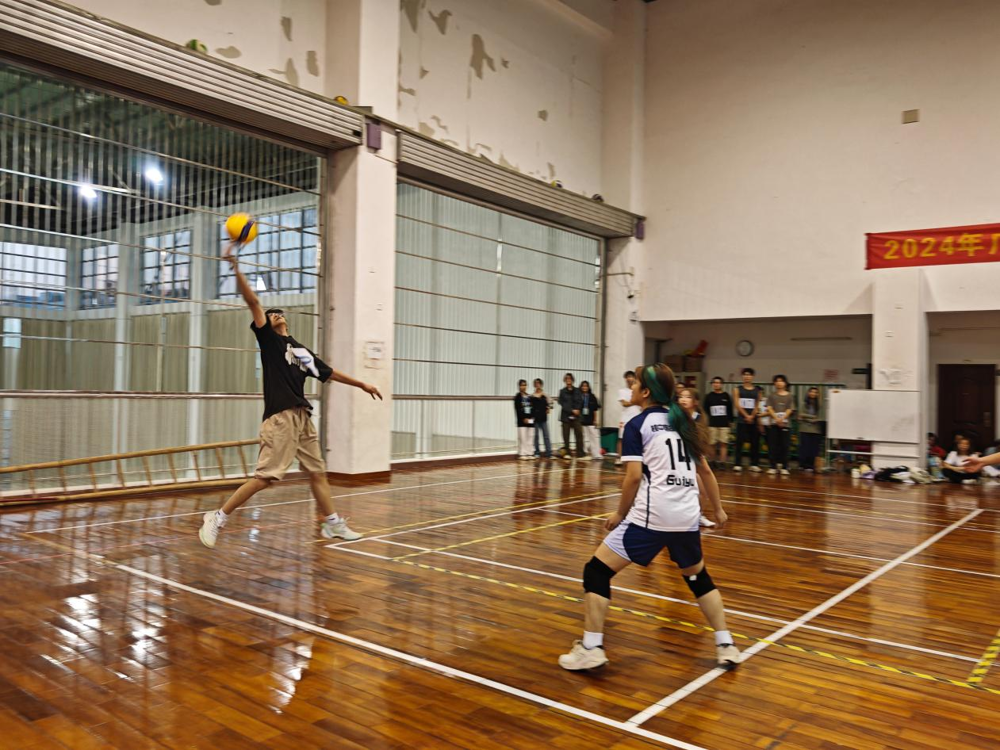 我方队员奋力接球