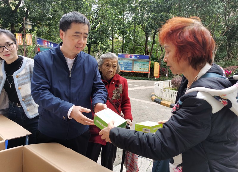 党委书记蒋闽义为居民赠送免费药品_副本