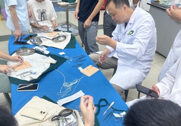 刘渊老师开展缝合培训备战骨伤技能赛