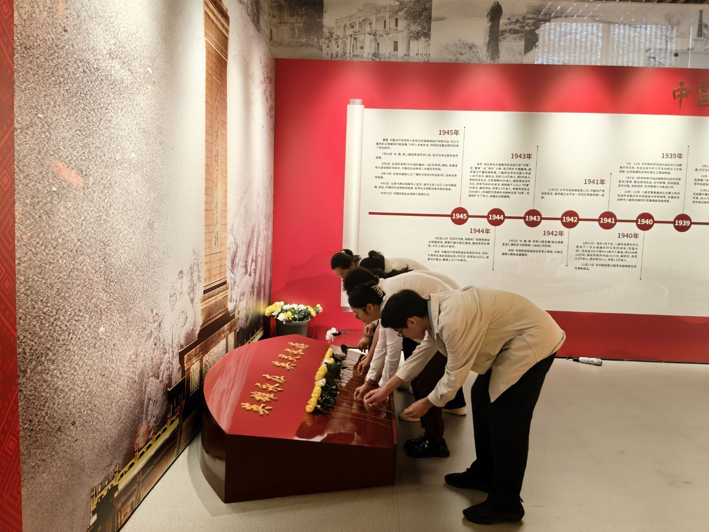 向革命烈士献花