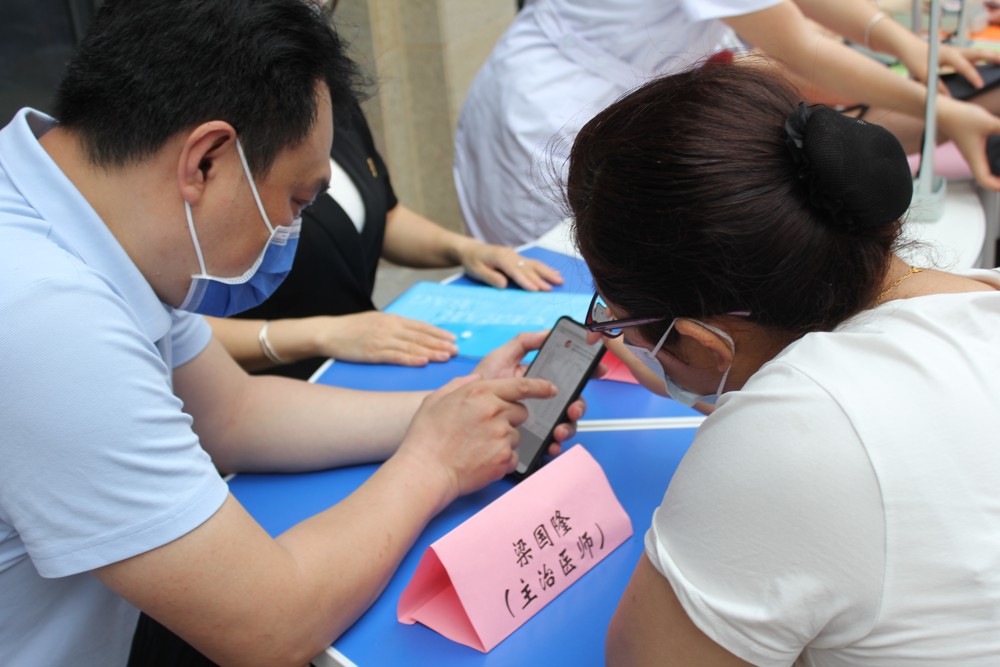 beat365官网基础医学专业部梁国隆老师（主治医师）给社区居民答疑解惑