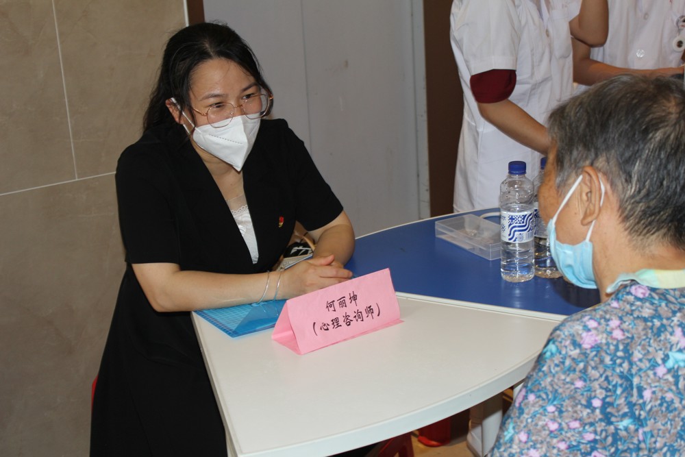 beat365官网心理咨询师在给社区居民提供心理咨询