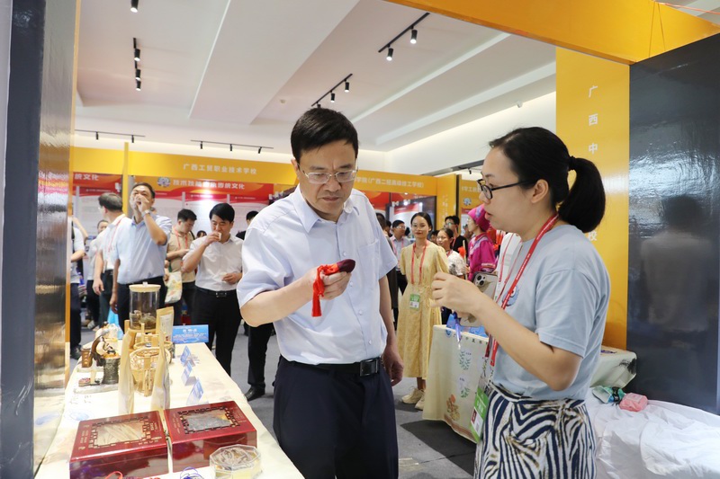 自治区党委教育工委书记、教育厅党组书记、厅长刘友谊参观beat365官网展区