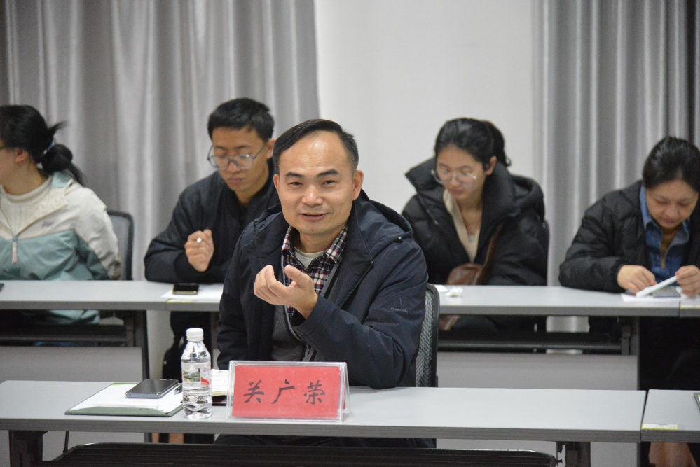 一群人坐在桌子前

描述已自动生成