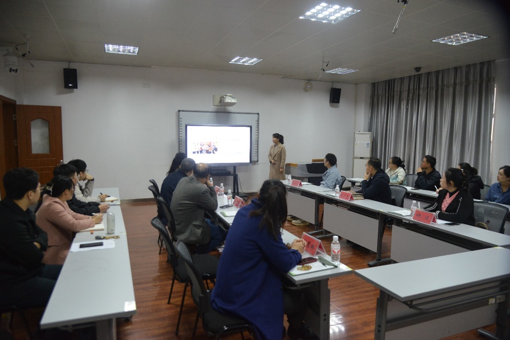 人们在厨房里

描述已自动生成