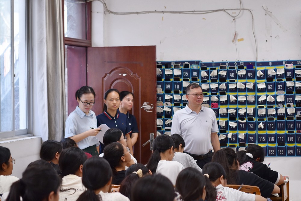 图-1 林原书记带队检查课堂教学情况