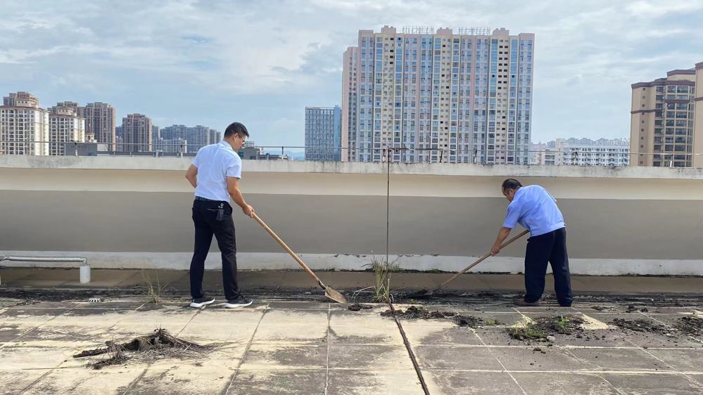 崇左分院清理屋顶楼面杂物