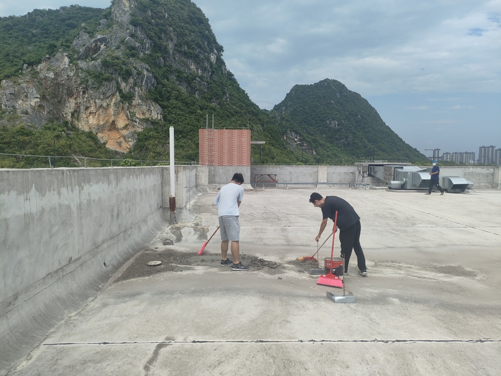 清理东盟校区食堂楼顶杂物