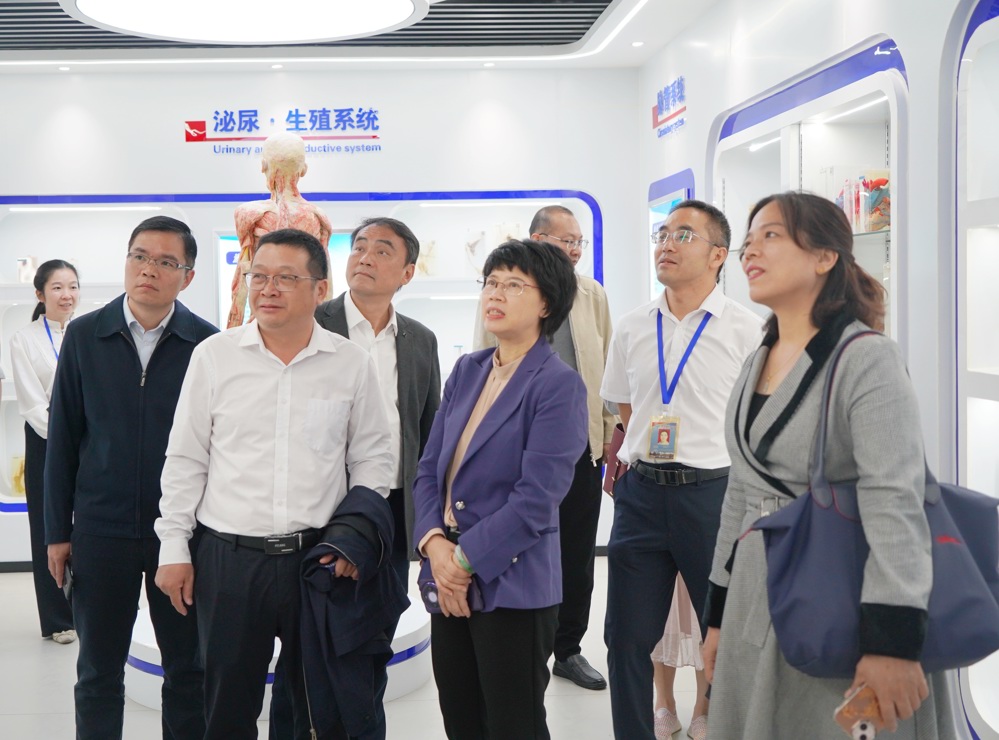 参观桂东卫生学校校内实训室