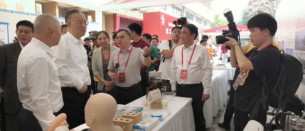 自治区政协副主席、自治区科协主席黄俊华莅临展位指导工作