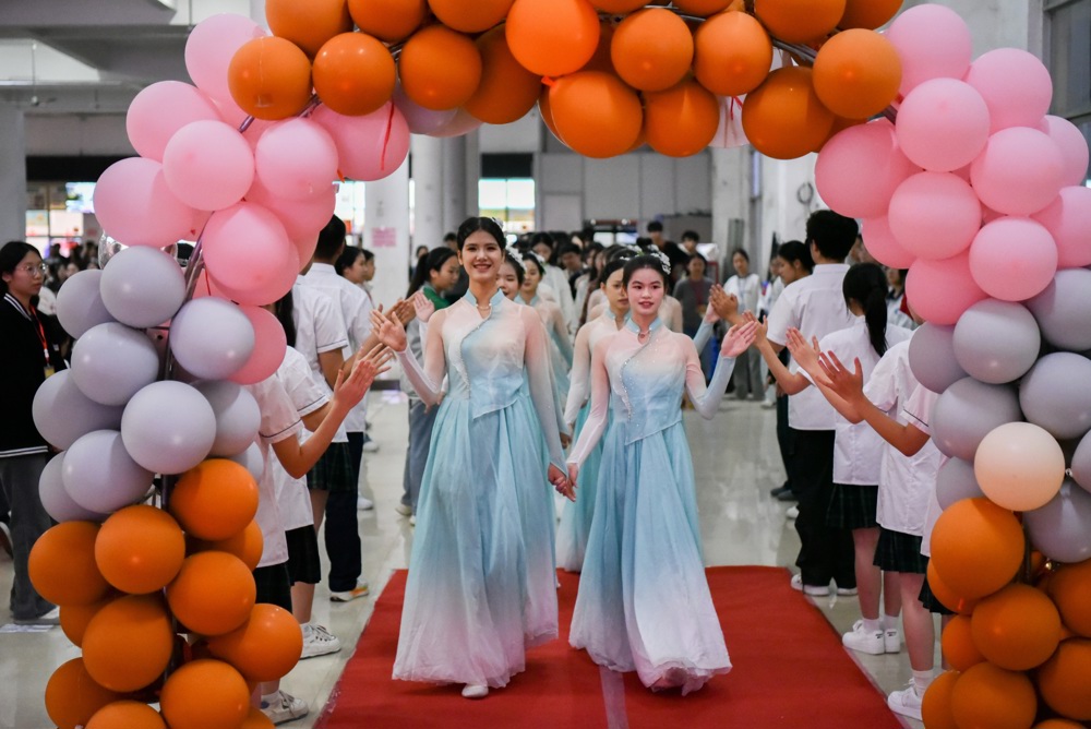 学生穿越“友谊之门”