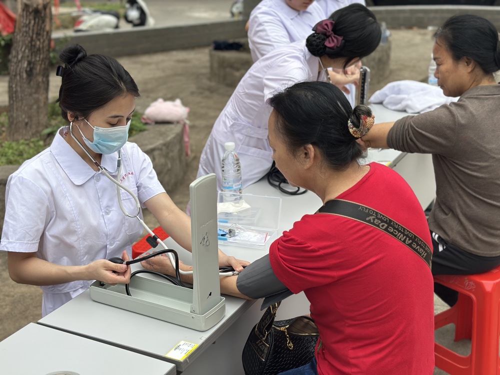 志愿者为居民测量血压