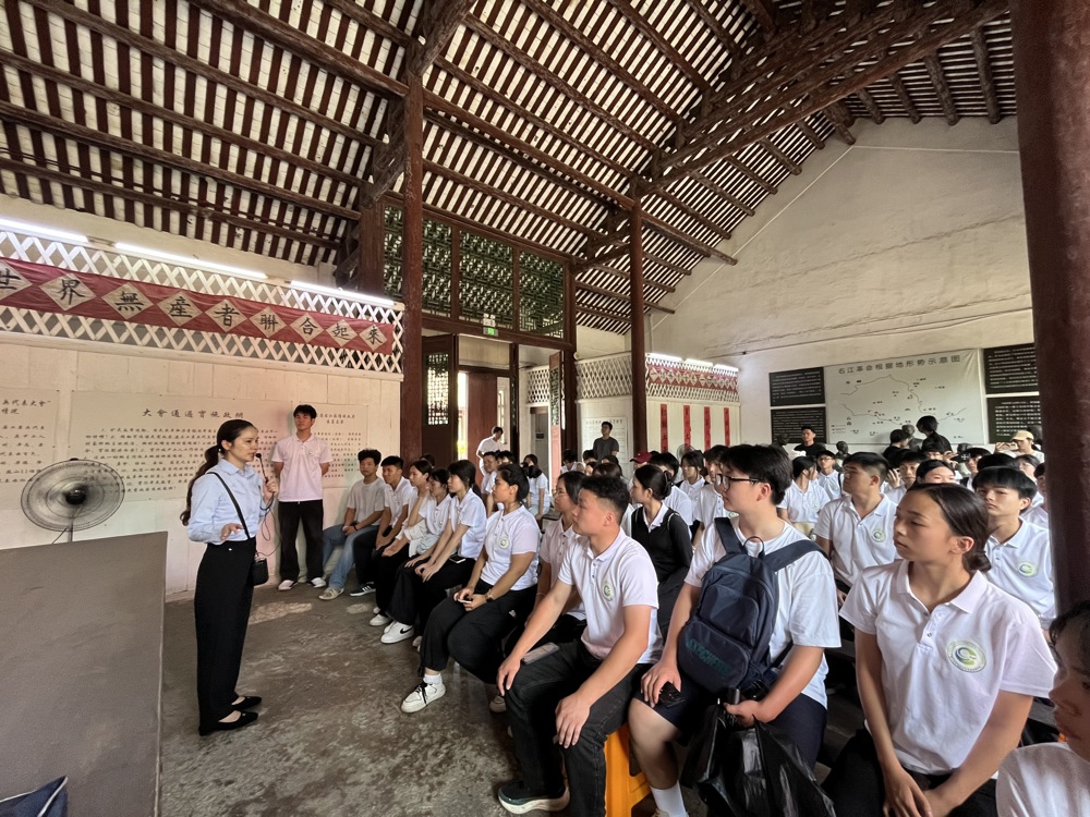 在右江工农苏维埃政府旧址现场教学