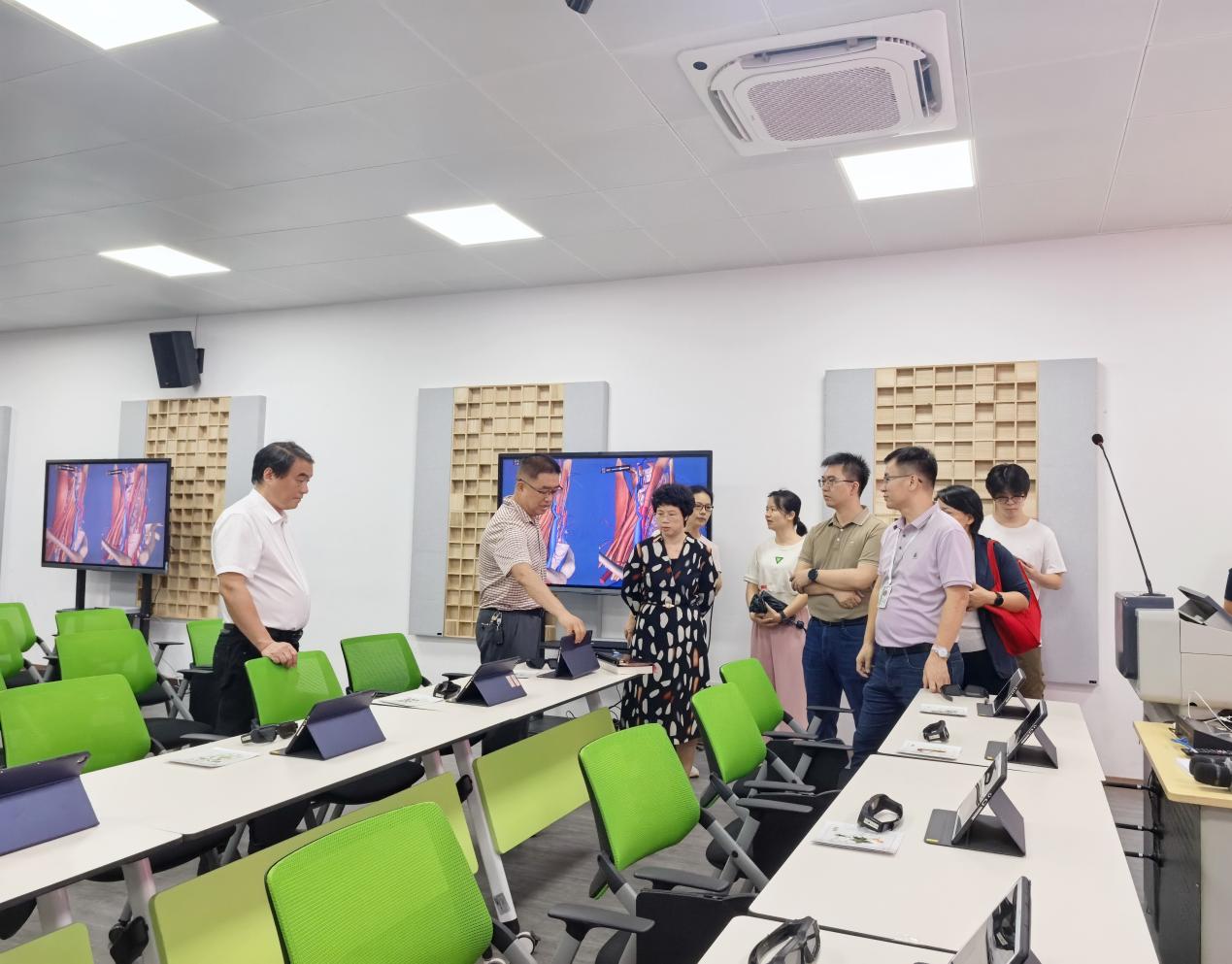 在广东省食品药品职业技术学校考察调研