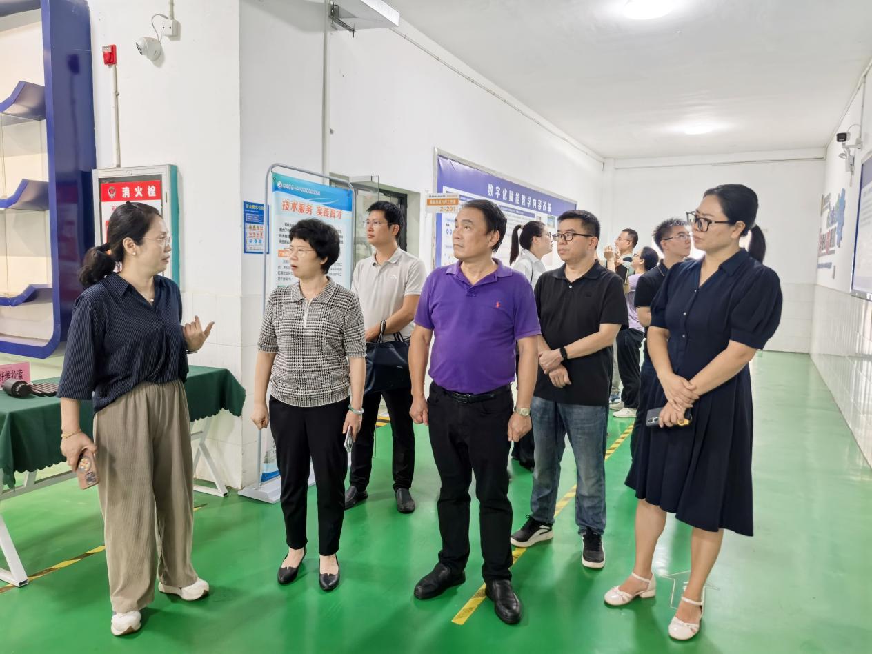 在柳州市第一职业技术学校考察调研