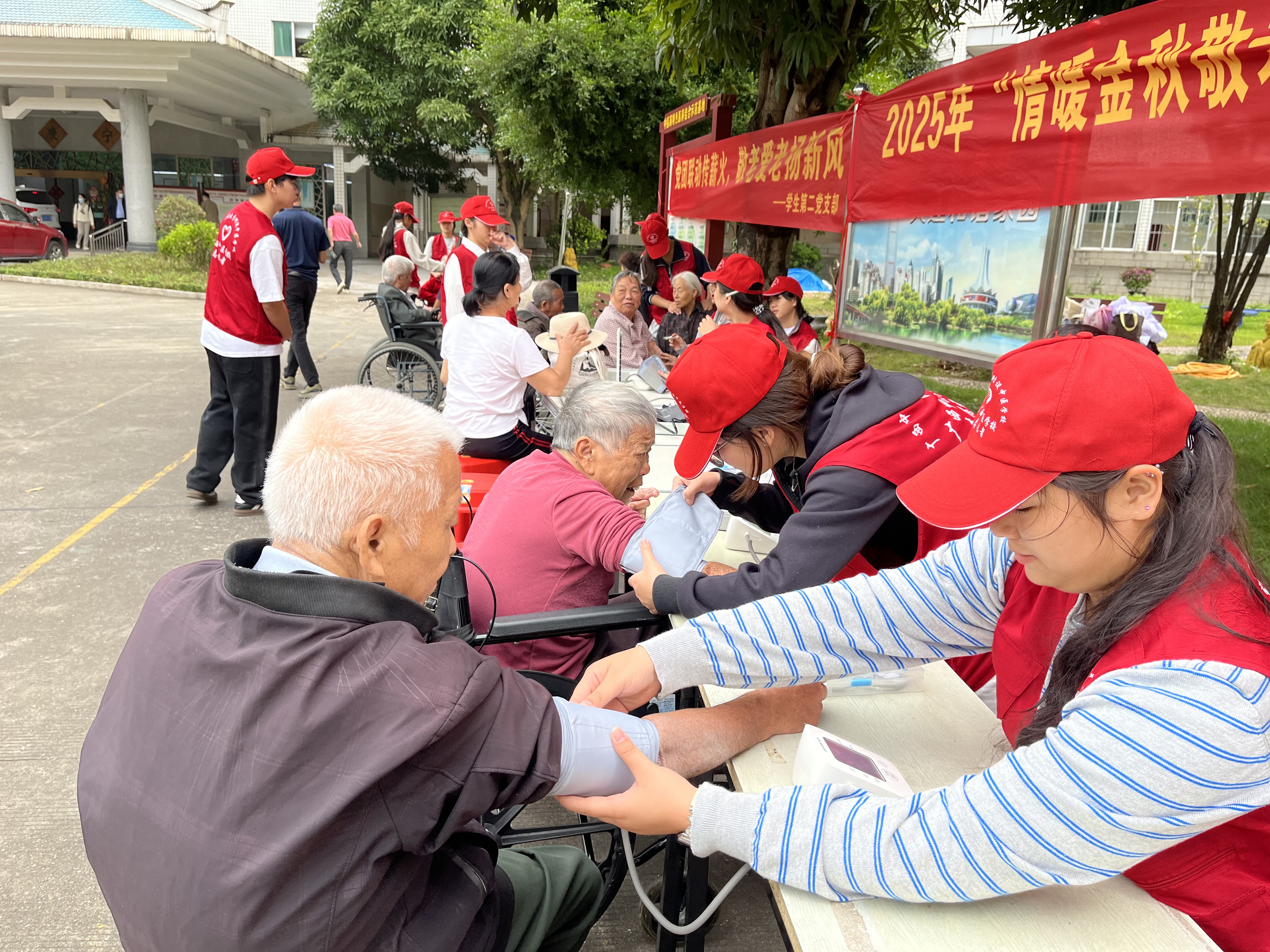 志愿者为老人测量血压