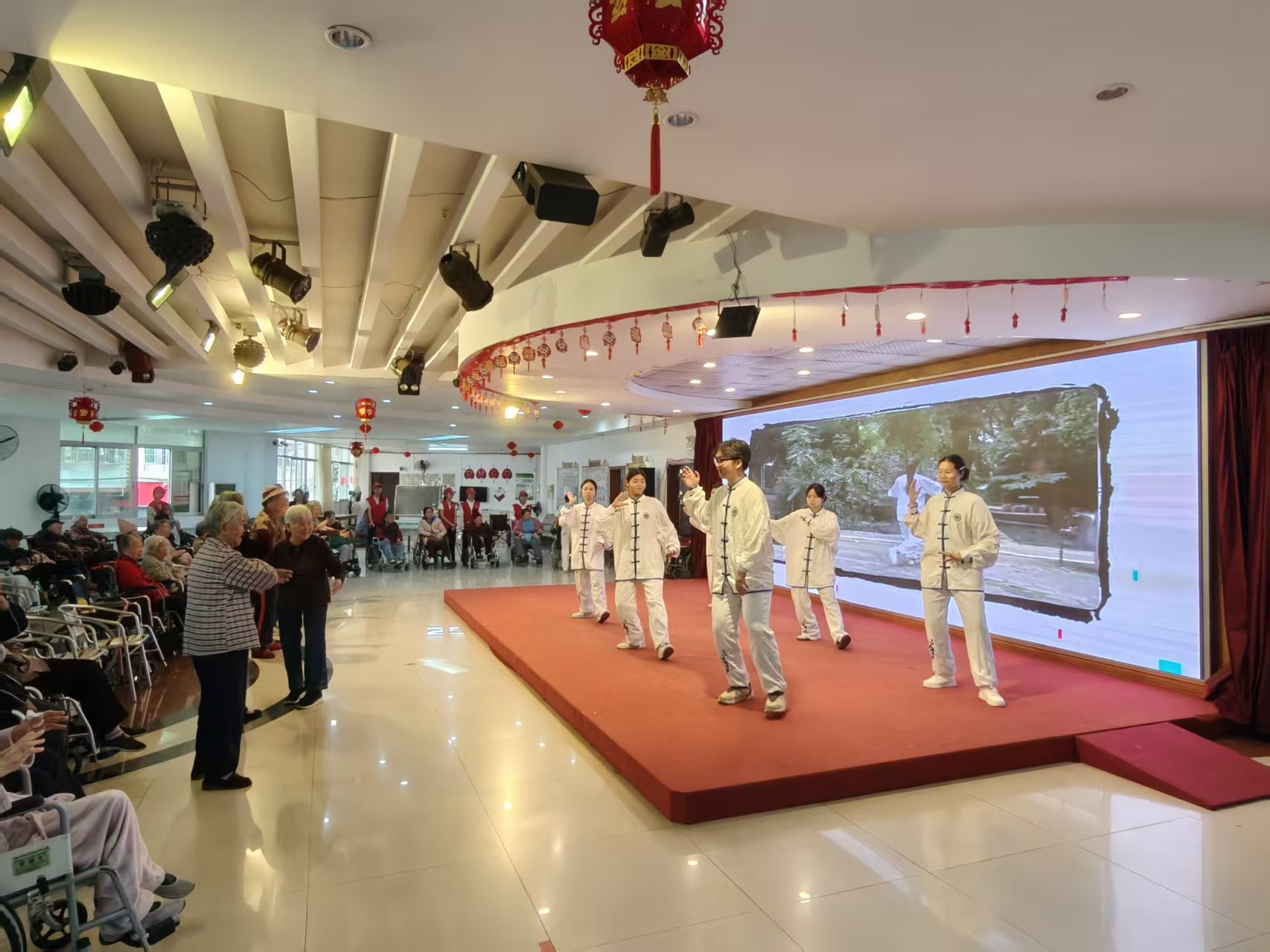 志愿者教授养生功法