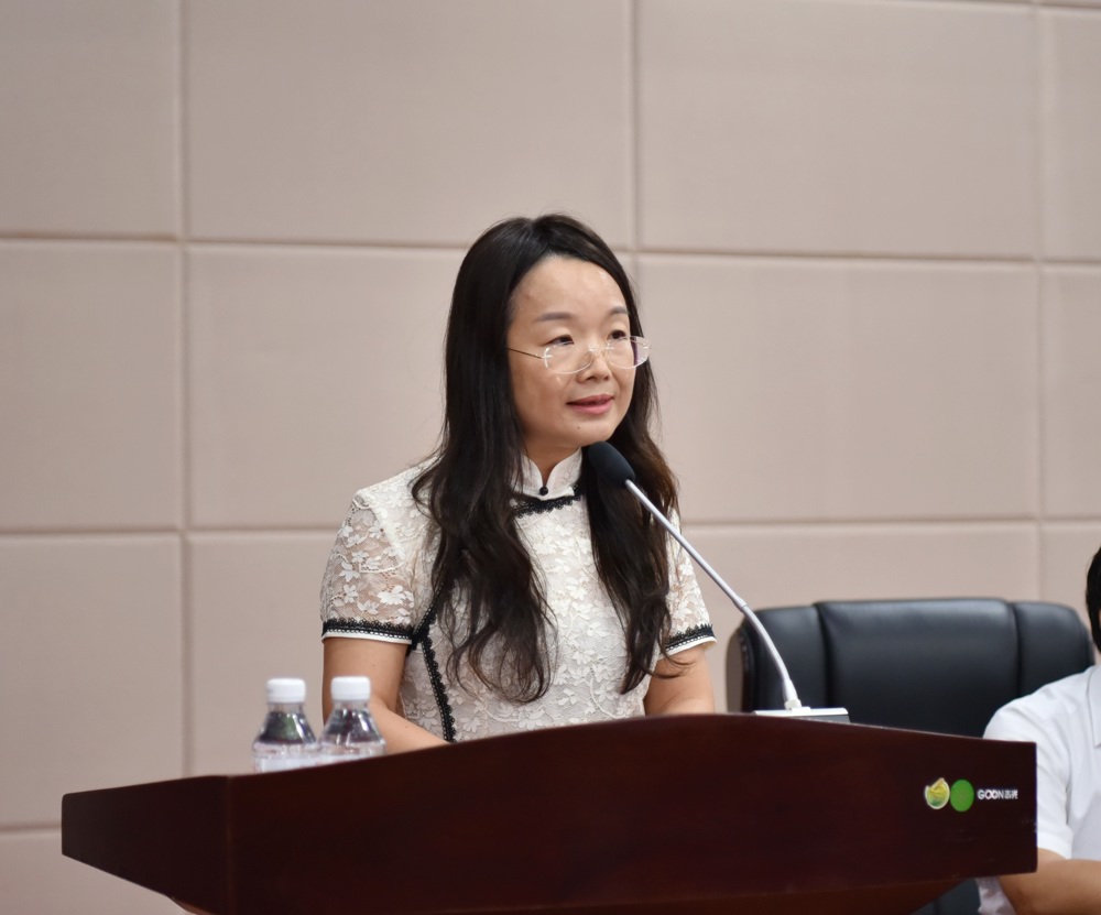 十佳教师代表卢小菊进行发言