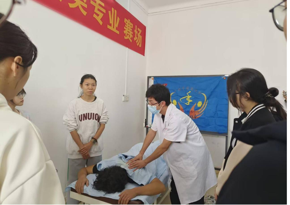 针灸协会在现场教学 