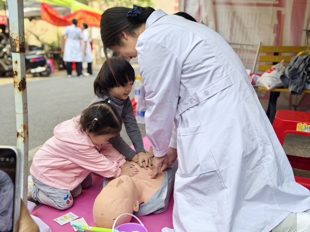 志愿者为社区小朋友讲解心肺复苏知识