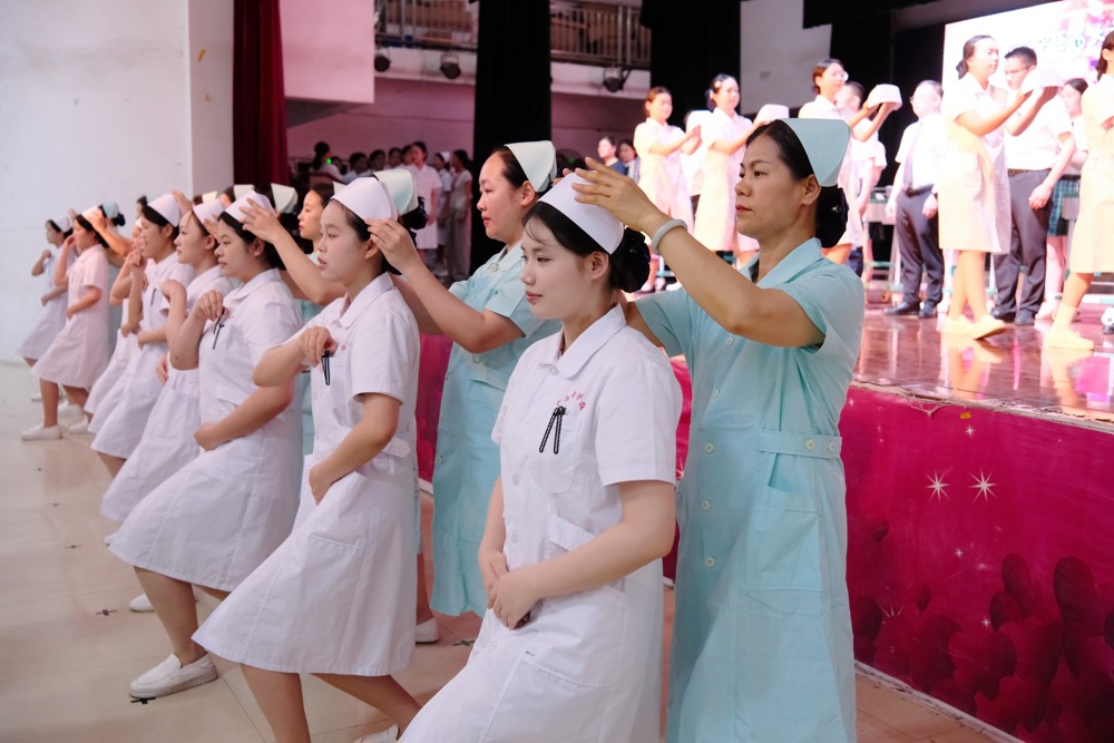护理老师为护生戴帽