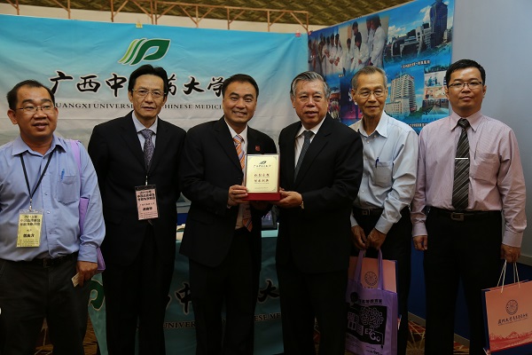 beat365官网代表向马来西亚华校董事联合会总会邹汉寿署理主席赠送纪念品