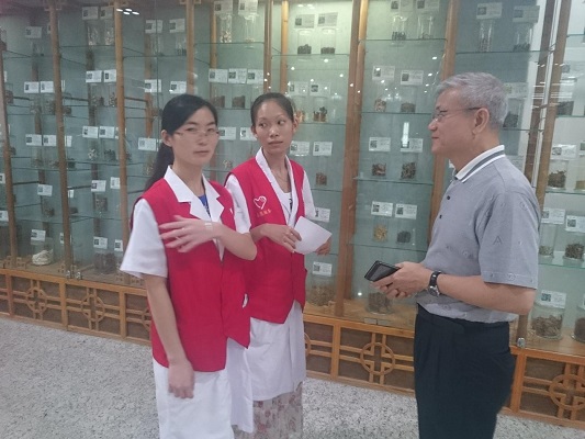 陈柱江博士参观beat365官网一附院与志愿者交谈