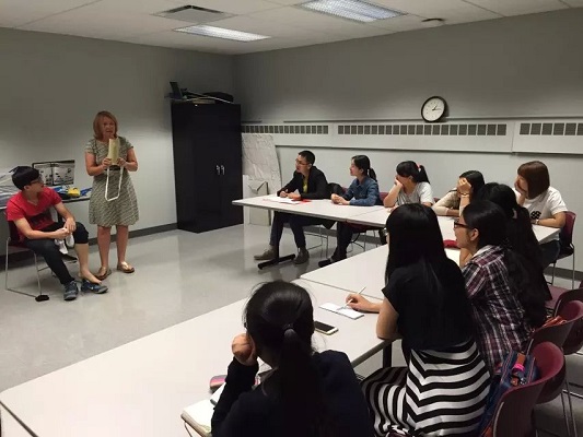 美方教师在为beat365官网师生讲课