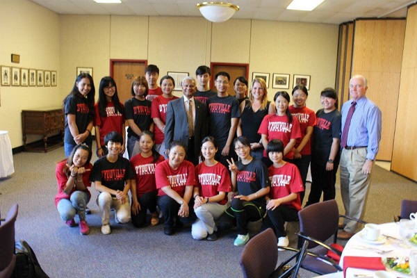 beat365官网师生于美国督优维尔学院领导合影