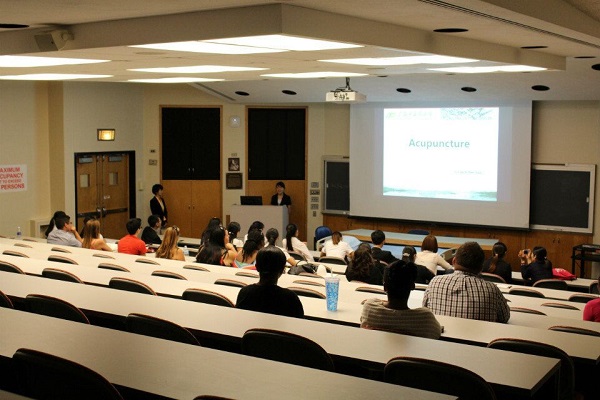 beat365官网同学正在进行演讲