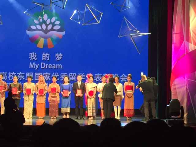 自治区副主席李康为beat365官网获奖泰国留学生威妙善颁奖