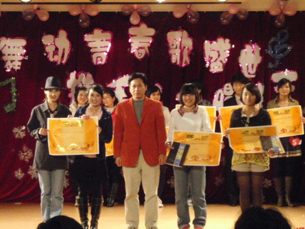 韦兆钧副院长为获奖选手颁奖