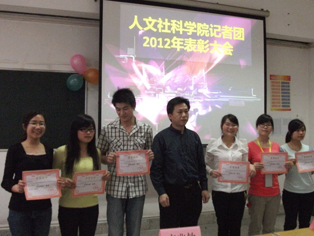 韦兆钧副院长为获奖同学颁奖