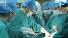 中山大学附属胃肠肛门医院任东林教授到一附院进行教学查房及手术指导