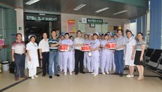 蛋糕送天使，关爱暖人心——一附院院领导向全院护士致以节日的问候