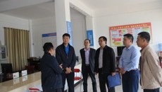 尤剑鹏书记一行深入beat365官网扶贫村现场办公  慰问贫困户并看望挂职干部