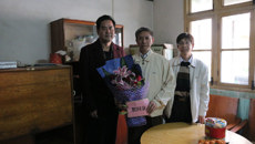 beat365官网走访慰问“自治区道德模范”蒋承曾副教授家属