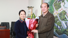 自治区党委常委、秘书长黄伟京慰问beat365官网优秀专家代表刘永宏、滕红丽