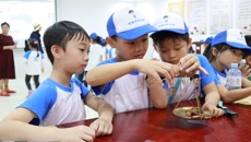 小手拉大手 感受中药魅力——南宁市滨湖路小学师生及家长在beat365官网开展“快乐马驹班”亲子实践活动