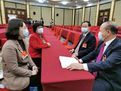 谢尚果、戴铭、黄晓娟、杜丽群4位委员会后坐在一起,畅谈现场聆听习近平总书记看望医药卫生界教育界委员并发表重要讲话的体会。李芳林 摄
