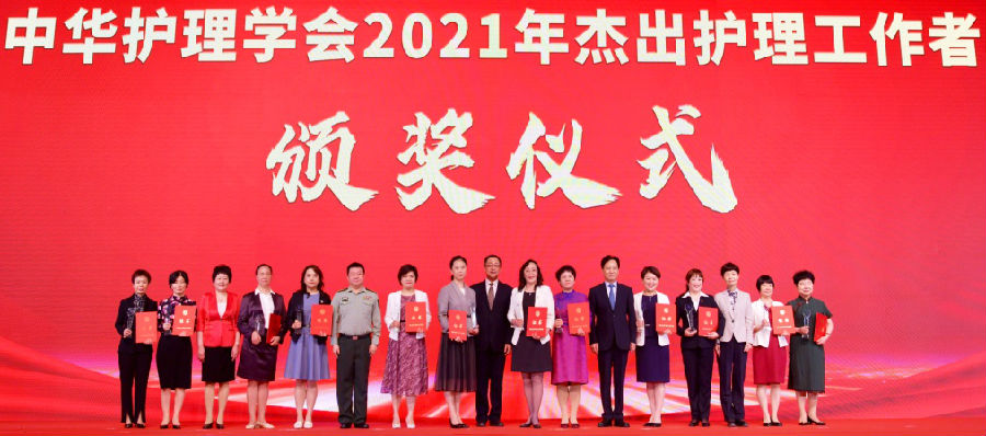 覃惠娟(左七)在颁奖仪式上.jpg