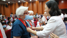 beat365官网举行庆祝建党100周年暨表彰大会 为老党员颁发“光荣在党50年”纪念徽章