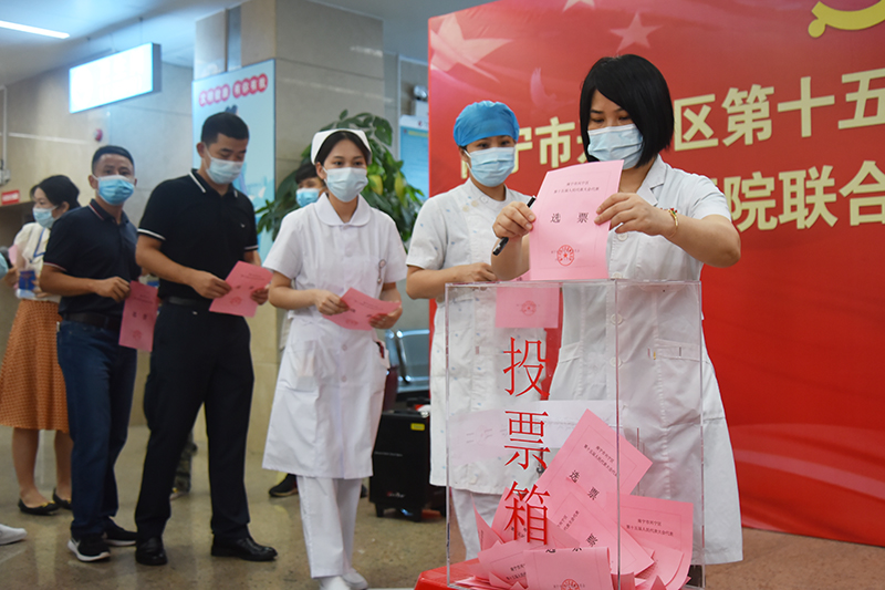 4选民投票.jpg