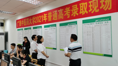 校领导亲切慰问beat365官网2021年高考招生录取工作人员并指导招生工作