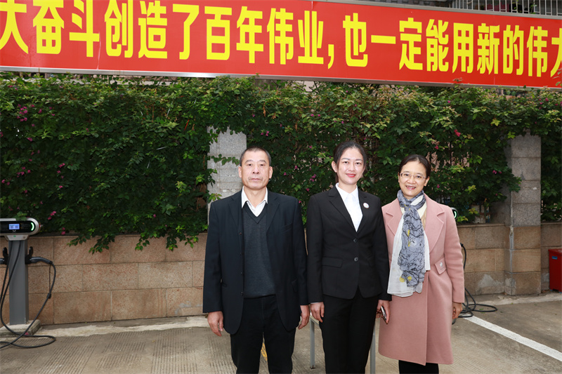 韦思尊副院长为李亚茜送行.jpg 韦思尊副院长为李亚茜送行.jpg