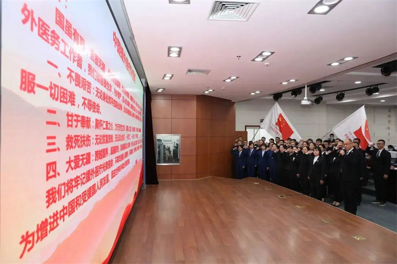中国第23批援尼日尔、第15批援科摩罗医疗队在现场进行宣誓.jpg 中国第23批援尼日尔、第15批援科摩罗医疗队在现场进行宣誓.jpg