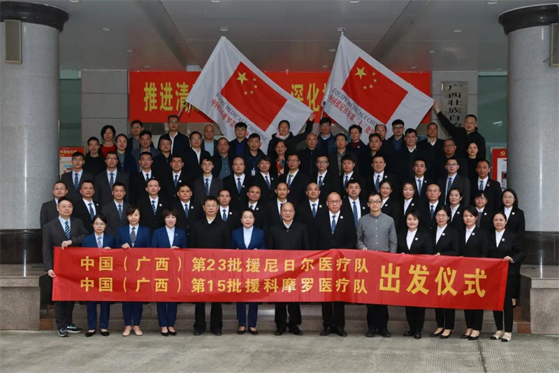 各领导与全体医疗队员合影(第二排右六为李亚茜).jpg 各领导与全体医疗队员合影(第二排右六为李亚茜).jpg